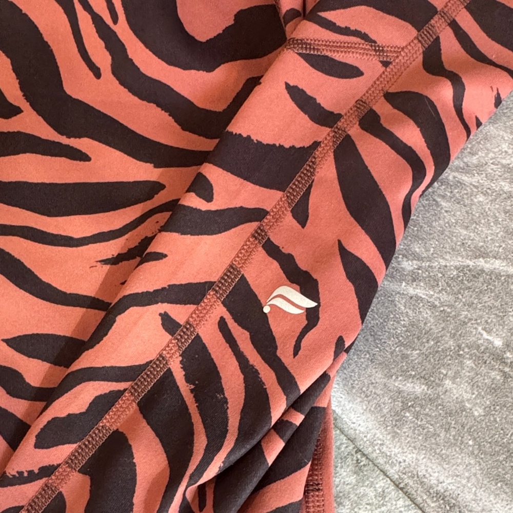 Fabletics Zebra Print Sports Bra and leggings Set - Black and Brown - Picture 6 of 6